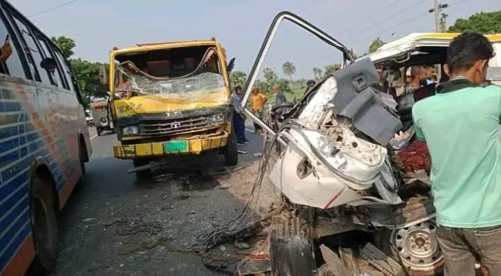 অ্যাম্বুলেন্সে ট্রাকের ধাক্কা, প্রাণ গেল মা, নবজাতক ও জামাতার